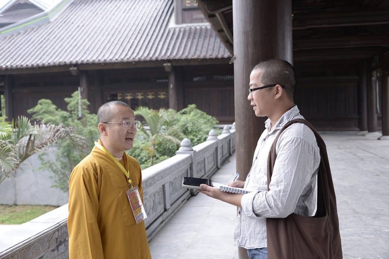 Tác giả tác nghiệp tại sự kiện Vesak 2014, Bái Đính (Ninh Bình).  Ảnh: Bảo Toàn